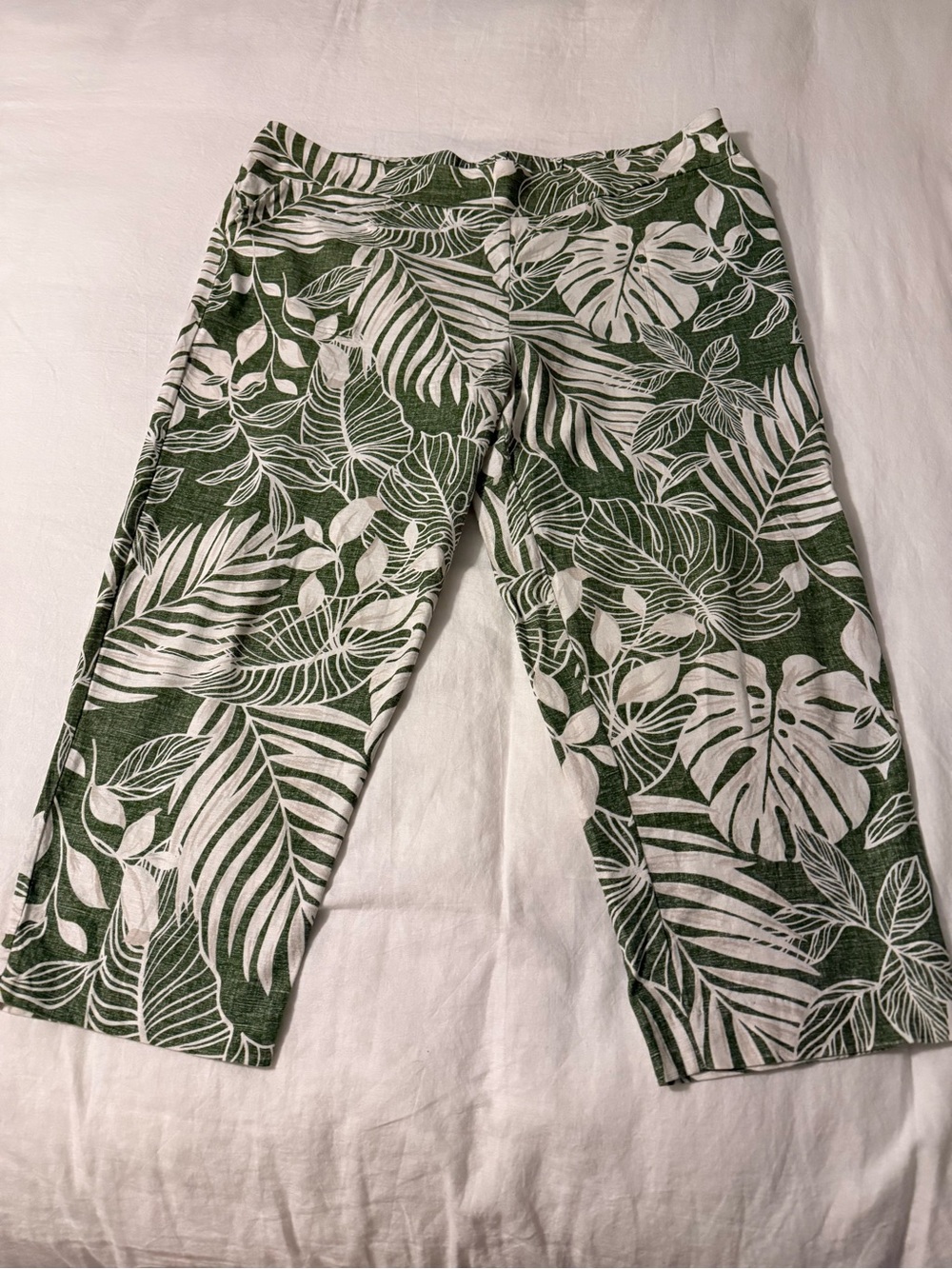 Green & White Tropical Leaf Crop Capri Pants